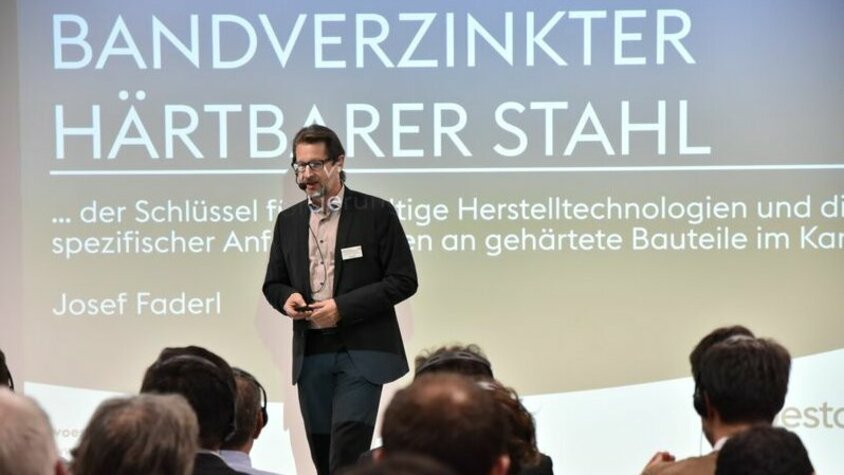 Josef Faderl von voestalpine Stahl GmbH präsentiert auf der Bühne der weba Werkzeugbau TechDays die Möglichkeiten für Leichtbauanwendungen von bandverzinkten härterbaren Stählen