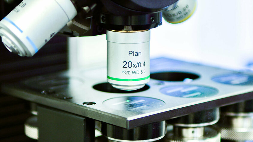 Nahaufnahme eines Prüfgeräts für metallographische Analysen in der Messtechnik