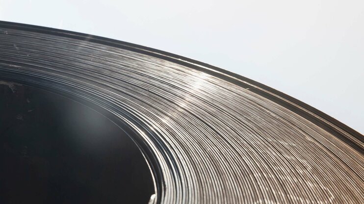 A so-called material coil, consisting of rolls of industrial sheet metal, used for the production of metal components.